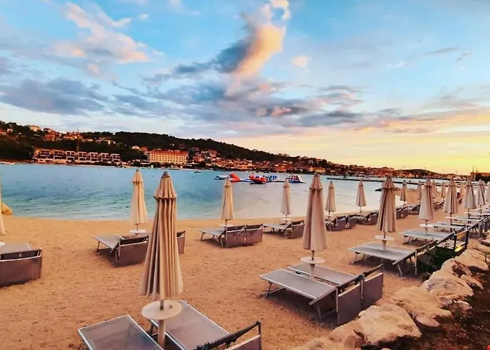 Luxury Poolside Oasis Split 아파트 트로기르