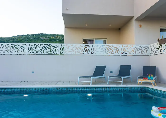 Luxury Poolside Oasis Split Apartman Trogir
