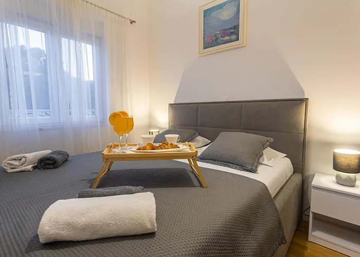 Luxury Poolside Oasis Split Apartman *