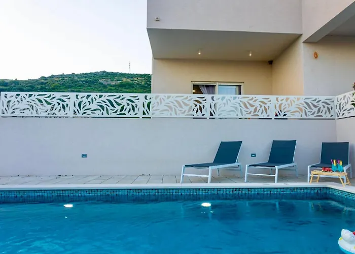 Luxury Poolside Oasis Split * 트로기르