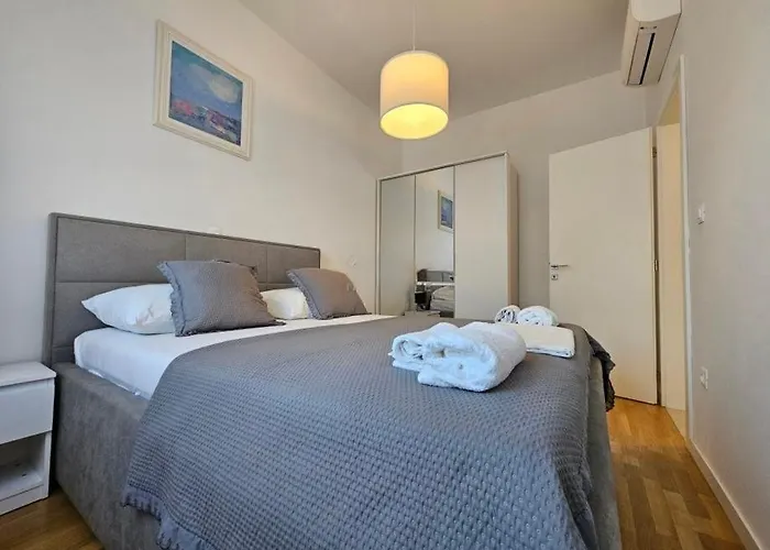 Luxury Poolside Oasis Split 아파트 *