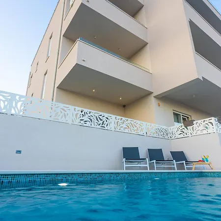 Luxury Poolside Oasis Split Appartamento