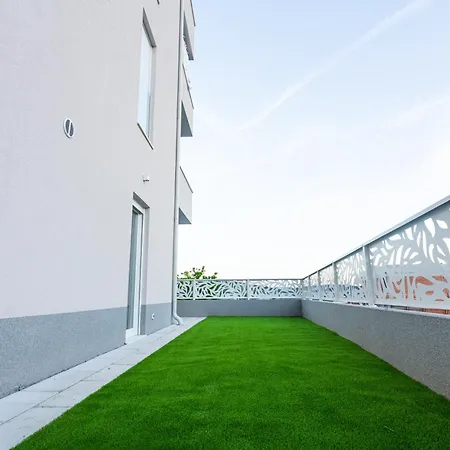 Luxury Poolside Oasis Split Lägenhet *