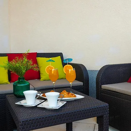 Luxury Poolside Oasis Split Lägenhet