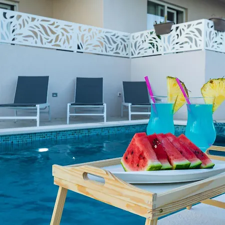 Lägenhet Luxury Poolside Oasis Split