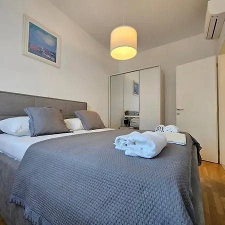 Luxury Poolside Oasis Split Appartamento *
