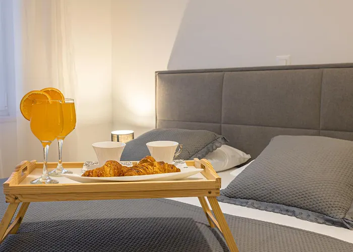 Luxury Poolside Oasis Split Appartamento