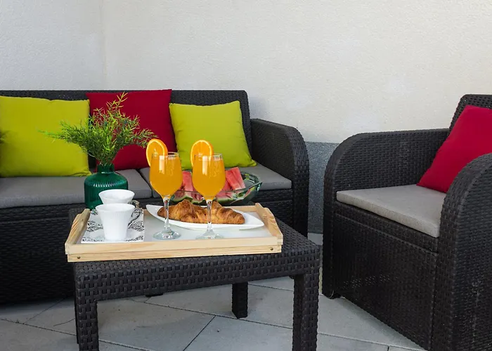 Luxury Poolside Oasis Split Traù