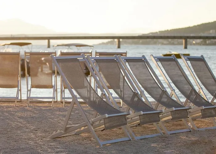 Luxury Poolside Oasis Split Appartamento *