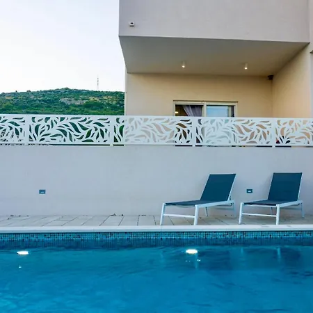 Luxury Poolside Oasis Split * 特罗吉尔